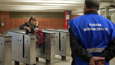 Работа контролеров в московском метрополитене. Архивное фото Работа контролеров в московском метрополитене. Архивное фото