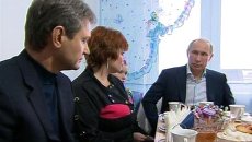 Путин выпил чая с крымскими новоселами и обсудил будущее города Путин выпил чая с крымскими новоселами и обсудил будущее города