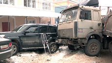 Грузовик повредил десятки машин на спуске и затормозил, въехав в Lexus Грузовик повредил десятки машин на спуске и затормозил, въехав в Lexus