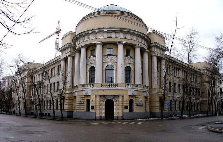 Главный корпус МПГУ (Малая Пироговская, 1), в прошлом — Аудиторный корпус МВЖК. Парадный вход