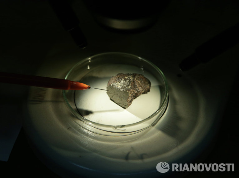 Осколок чебаркульского метеорита в лаборатории Института геохимии и аналитической химии им. В.И.Вернадского Осколок чебаркульского метеорита в лаборатории Института геохимии и аналитической химии им. В.И.Вернадского
