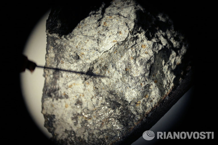 Осколок чебаркульского метеорита под микроскопом в лаборатории Института геохимии и аналитической химии им. В.И.Вернадского Осколок чебаркульского метеорита под микроскопом в лаборатории Института геохимии и аналитической химии им. В.И.Вернадского