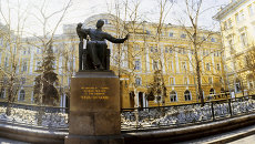 Памятник П.И.Чайковскому у здания Московской консерватории. Архивное фото Памятник П.И.Чайковскому у здания Московской консерватории. Архивное фото