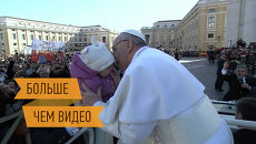 Папа Римский поцеловал ребенка и помолился у мощей св. Петра на интронизации Папа Римский поцеловал ребенка и помолился у мощей св. Петра на интронизации