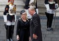 Сын Маргарет Тэтчер Марк с женой у собора святого Павла Сын Маргарет Тэтчер Марк с женой у собора святого Павла
