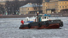 Спасательное судно МЧС России на месте крушения буксировочного катера на реке Нева в Санкт-Петербурге. Спасательное судно МЧС России на месте крушения буксировочного катера на реке Нева в Санкт-Петербурге.