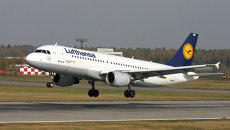Самолет Lufthansa. Архивное фото Самолет Lufthansa. Архивное фото
