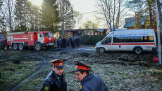 Полицейские и пожарные машины у въезда на территорию психиатрической больницы №14 Дмитровского муниципального района, поселка Раменский Полицейские и пожарные машины у въезда на территорию психиатрической больницы №14 Дмитровского муниципального района, поселка Раменский