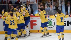 Хоккеисты сборной Швеции радуются победе в финальном матче Чемпионата мира Хоккеисты сборной Швеции радуются победе в финальном матче Чемпионата мира