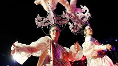 Танцоры выступают на открытии благотворительного бала Life Ball в Вене Танцоры выступают на открытии благотворительного бала Life Ball в Вене