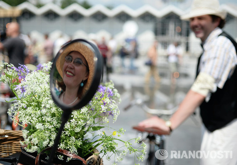 Участники исторического велопробега в парке Сокольники в Москве Участники исторического велопробега в парке Сокольники в Москве