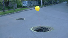 Автолюбители пометили воздушными шарами большие ямы на дорогах Томска Автолюбители пометили воздушными шарами большие ямы на дорогах Томска