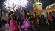 Московские выпускники отмечают окончание школы на Красной площади Московские выпускники отмечают окончание школы на Красной площади