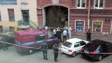 Сотрудники полиции на месте взрыва на Стремянной улице в Санкт-Петербурге Сотрудники полиции на месте взрыва на Стремянной улице в Санкт-Петербурге