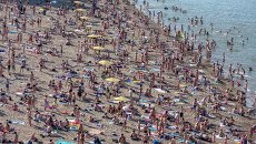 Жара пришла в Новосибирск: горожане на пляжах и в фонтанах Жара пришла в Новосибирск: горожане на пляжах и в фонтанах