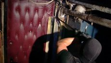 Полиция выломала дверь, чтобы попасть в общежитие для нелегалов в Москве Полиция выломала дверь, чтобы попасть в общежитие для нелегалов в Москве