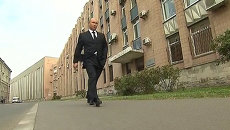 Путин после прощания с тренером по дзюдо прошел по улице в одиночестве Путин после прощания с тренером по дзюдо прошел по улице в одиночестве