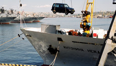 Разгрузка японских авто в порту Владивостока. Архив Разгрузка японских авто в порту Владивостока. Архив