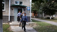 Обвиняемый в убийстве псковского священника Павла Адельгейма Сергей Пчелинцев (в центре), архивное фото Обвиняемый в убийстве псковского священника Павла Адельгейма Сергей Пчелинцев (в центре), архивное фото