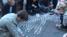 Петербуржцы зажгли свечи в память о трагедии в Беслане Петербуржцы зажгли свечи в память о трагедии в Беслане