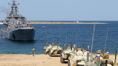 Погрузка морского десанта на десантный корабль Ямал в Севастополе Погрузка морского десанта на десантный корабль Ямал в Севастополе