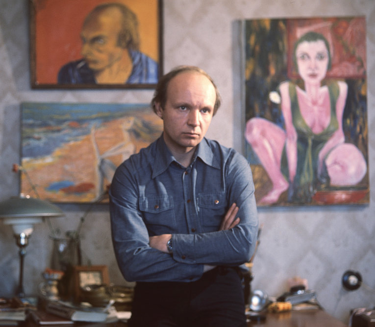 Актер Андрей Мягков дома, со своими живописными работами Актер Андрей Мягков дома, со своими живописными работами