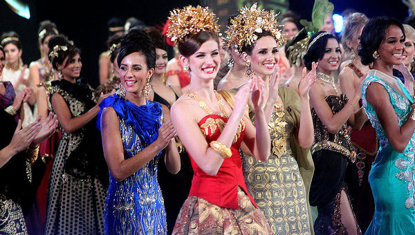 Участница от Украины Анна Заячковская на конкурсе Мисс Мира (на переднем плане). Архивное фото