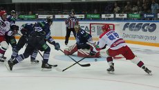 Игровой момент матча Адмирал - ЦСКА во Владивостоке. Фото с места события. Игровой момент матча Адмирал - ЦСКА во Владивостоке. Фото с места события.