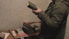 Оперативные кадры обыска дома под Кировом, где нашли тайник с бомбами Оперативные кадры обыска дома под Кировом, где нашли тайник с бомбами
