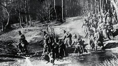 Русские солдаты переходят реку. Архивное фото Русские солдаты переходят реку. Архивное фото