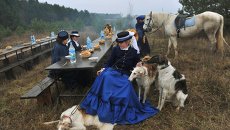 Участники конной костюмированной охоты Участники конной костюмированной охоты