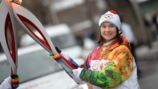 Факелоносец Анастасия Курченко во время эстафеты олимпийского огня в Томске Факелоносец Анастасия Курченко во время эстафеты олимпийского огня в Томске
