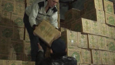 Полиция Приморья несколько часов выносила ящики с алкогольного склада Полиция Приморья несколько часов выносила ящики с алкогольного склада