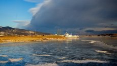 Озеро Байкал зимой. Архивное фото Озеро Байкал зимой. Архивное фото