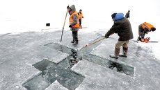 Подготовка прорубей для крещенских купаний в регионах России, архивное фото Подготовка прорубей для крещенских купаний в регионах России, архивное фото