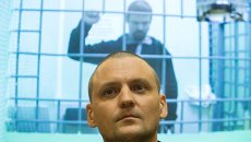 Оппозиционеры Сергей Удальцов и Леонид Развозжаев (на экране) во время рассмотрения апелляции их защиты. Фото с места события Оппозиционеры Сергей Удальцов и Леонид Развозжаев (на экране) во время рассмотрения апелляции их защиты. Фото с места события