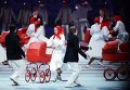 Молодые пары с детскими колясками и малышами как символ бэби бума советского времени, который произошел в 1981-1983 годах, то есть сразу после Олимпиады-80. Молодые пары с детскими колясками и малышами как символ бэби бума советского времени, который произошел в 1981-1983 годах, то есть сразу после Олимпиады-80.