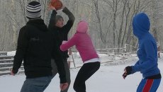 Горячие сибиряки и сибирячки сыграли в зимний баскетбол в Красноярске Горячие сибиряки и сибирячки сыграли в зимний баскетбол в Красноярске