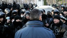 Лидер украинской оппозиции Виталий Кличко разговаривает с сотрудниками внутренних войск за пределами здания парламента в Киев Лидер украинской оппозиции Виталий Кличко разговаривает с сотрудниками внутренних войск за пределами здания парламента в Киев