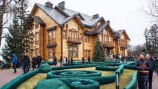 Люди гуляют по территории оставленной резиденции президента Украины Виктора Януковича Межигорье. Архивное фото Люди гуляют по территории оставленной резиденции президента Украины Виктора Януковича Межигорье. Архивное фото
