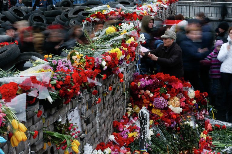 Цветы в память о погибших в столкновениях между сторонниками оппозиции и сотрудниками правоохранительных органов в Киеве, Украина Цветы в память о погибших в столкновениях между сторонниками оппозиции и сотрудниками правоохранительных органов в Киеве, Украина