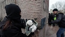 Активисты Майдана пытаются снести памятник чекистам в Киеве Активисты Майдана пытаются снести памятник чекистам в Киеве