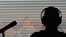 В студии радиостанции во время работы. Архивное фото В студии радиостанции во время работы. Архивное фото