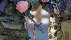 Военные у здания Верховного совета Крыма, архивное фото Военные у здания Верховного совета Крыма, архивное фото